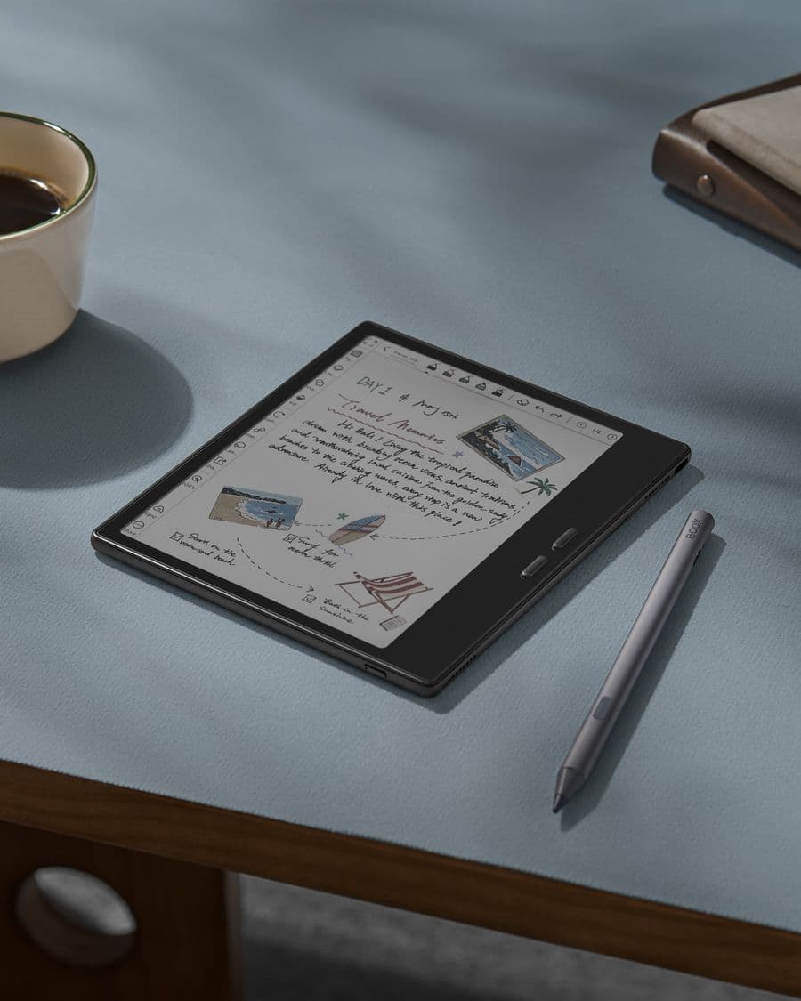 Un BOOX Go 7 sur un bureau avec une page de journal de voyage manuscrite et des croquis, le stylet posé à côté