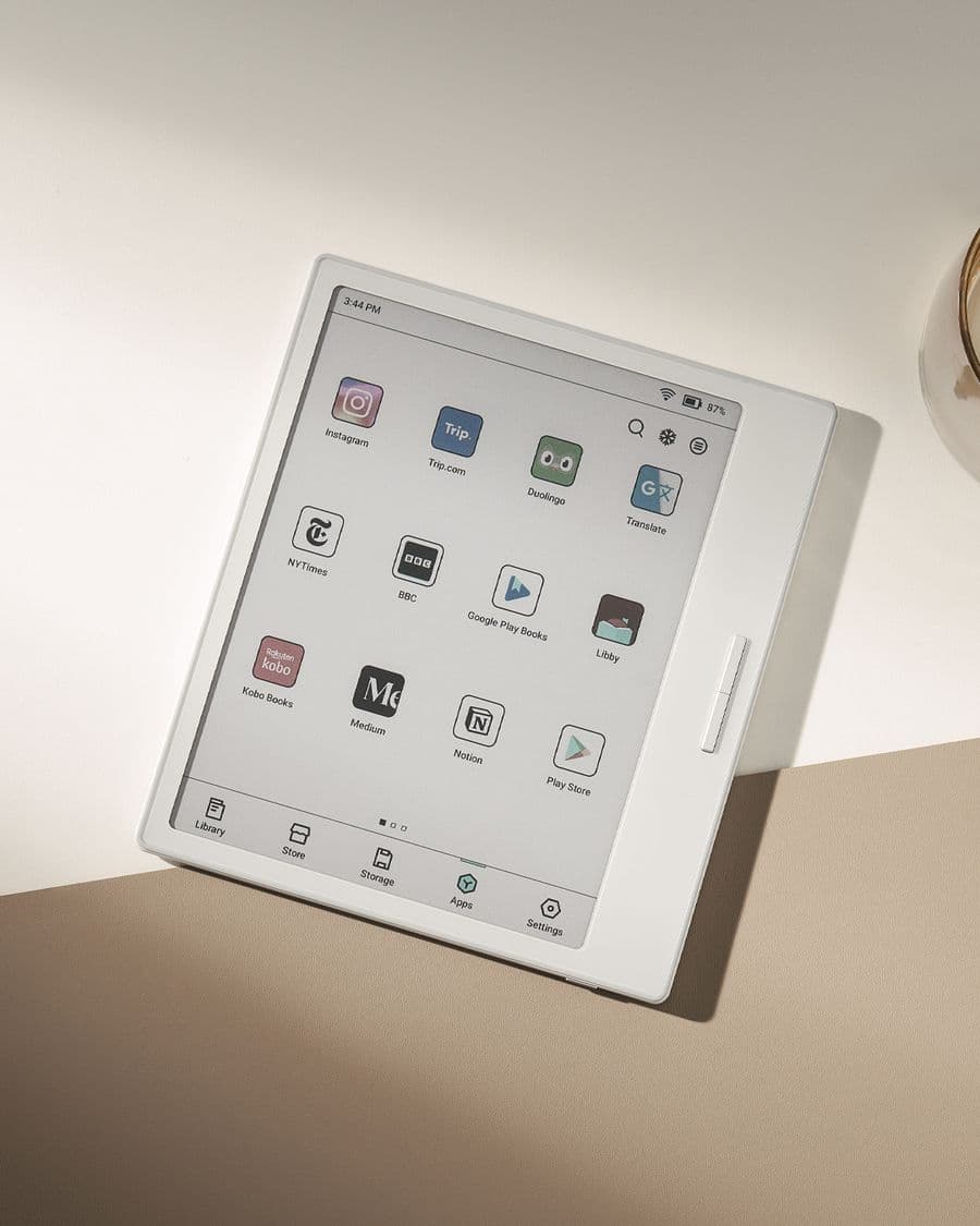 Un BOOX Go Color 7 (Gen II) blanc montrant son écran d'applications avec Kobo, Libby, Notion et Google Play