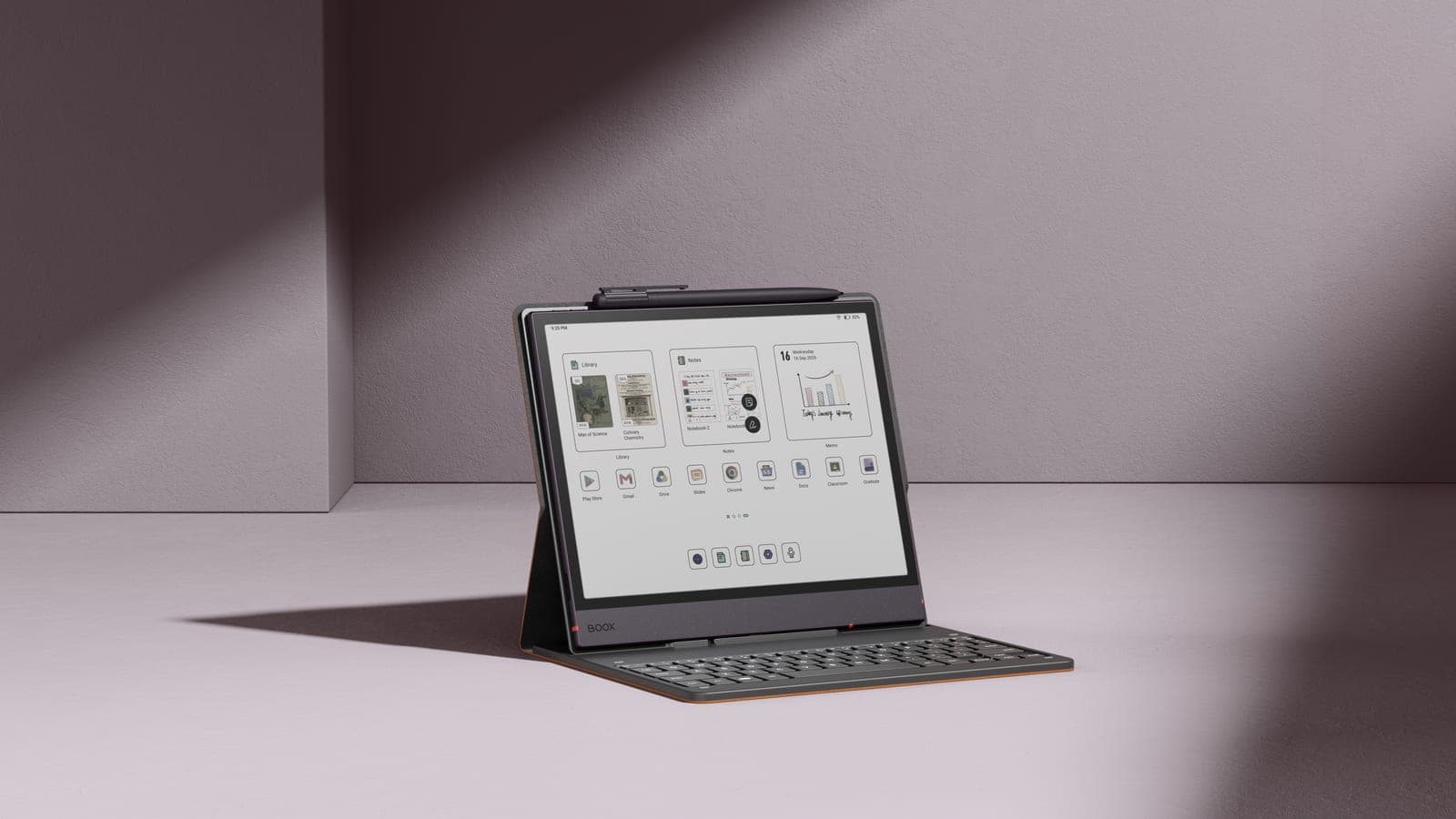 Un BOOX Note Air6 C dressé dans son étui folio avec le clavier magnétique fixé et le stylet Pen3 aimanté sur le bord supérieur