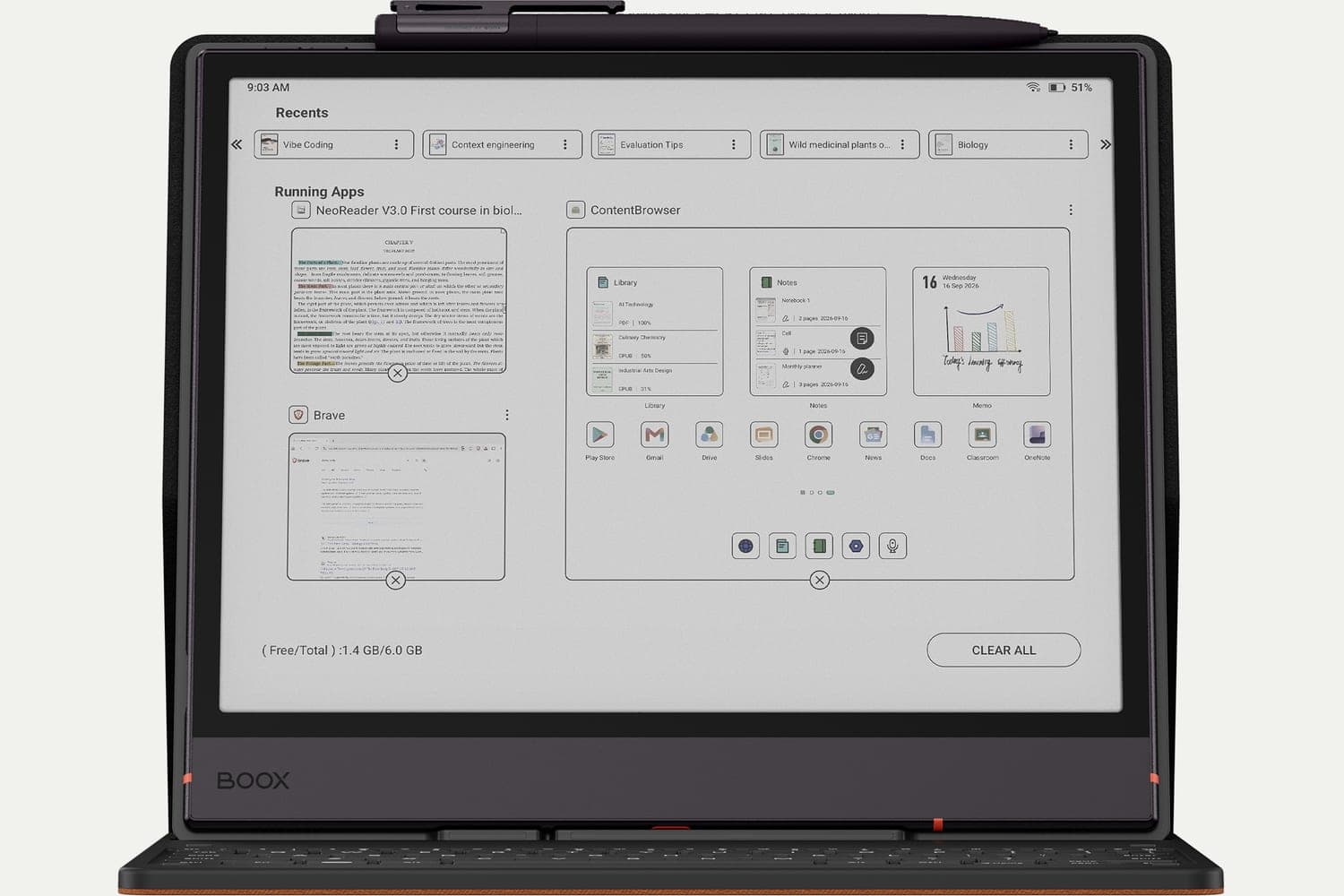 L'écran des applications actives d'un BOOX Note Air6 C montrant un lecteur PDF, un navigateur et le gestionnaire de contenu ouverts en même temps, avec le clavier fixé