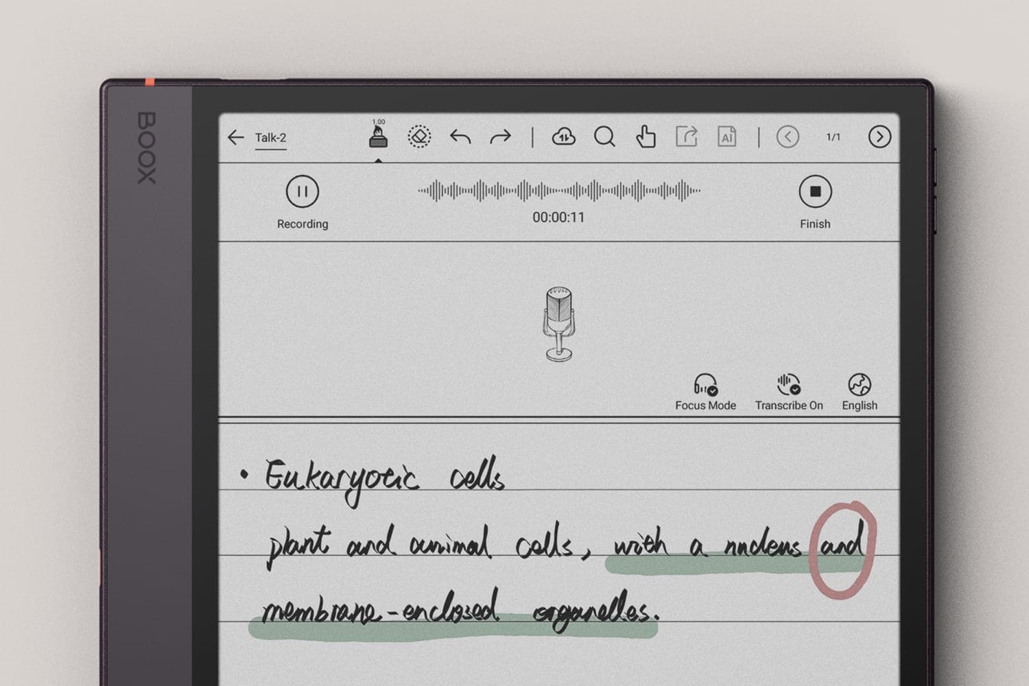 Un BOOX Note Air6 C en cours d'enregistrement, avec la forme d'onde et l'indicateur de transcription en haut et des notes de biologie manuscrites en dessous, certains mots surlignés en vert