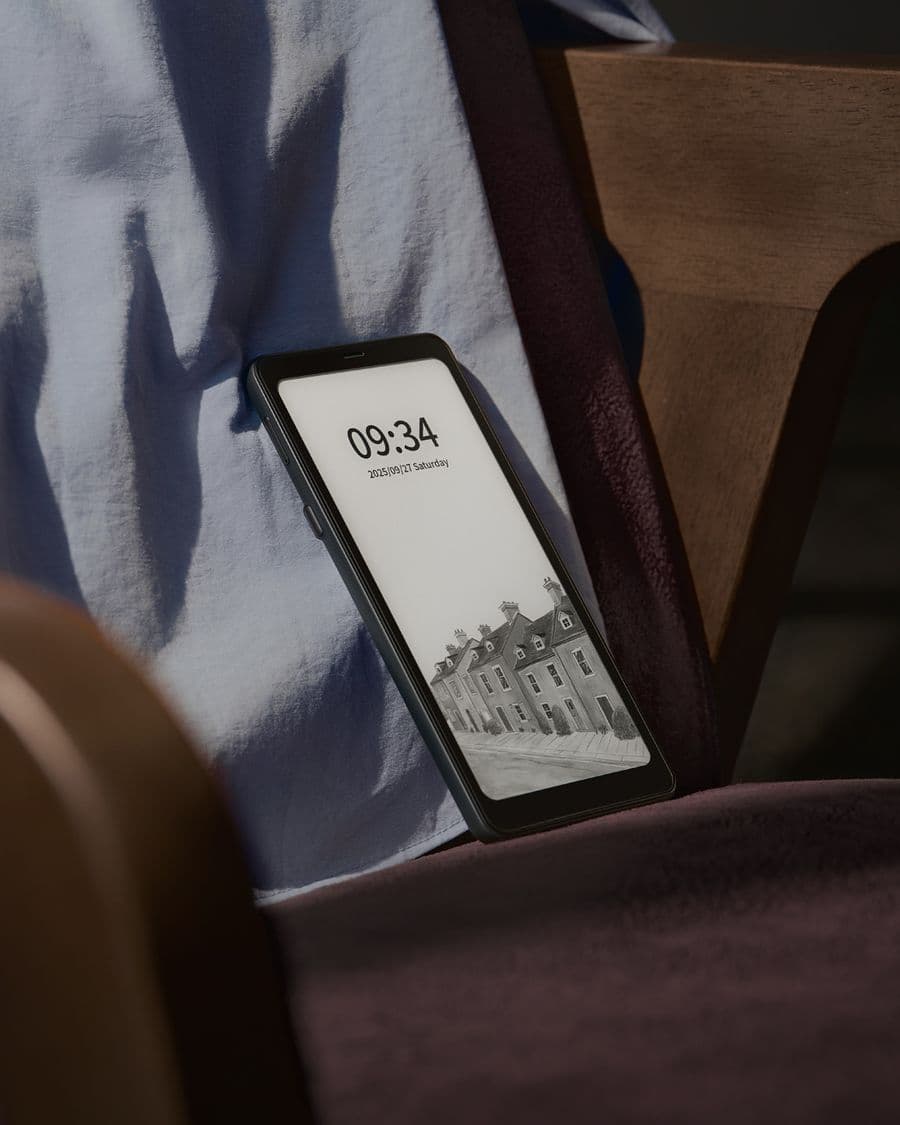 BOOX 6.13" Palma 2 - Black in everyday use