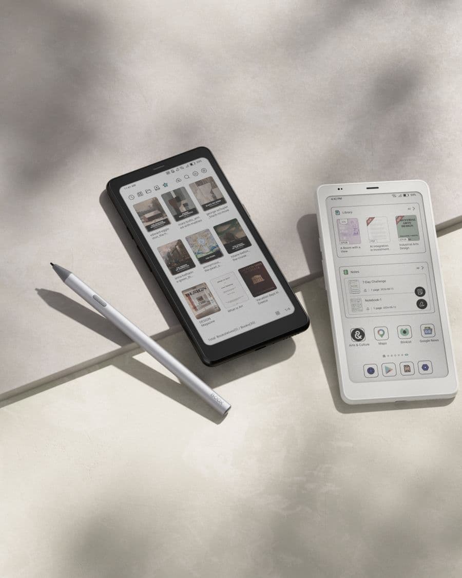 Un BOOX Palma 2 Pro noir et un blanc côte à côte sur une surface de pierre avec le stylet InkSense Plus